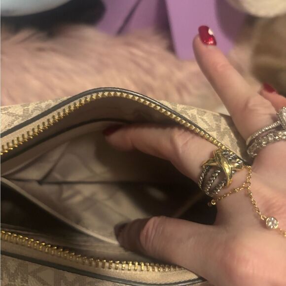 Michael Kors Cream and Gold Signature Logo magnetic pocket Crossbody - Picture 4 of 7